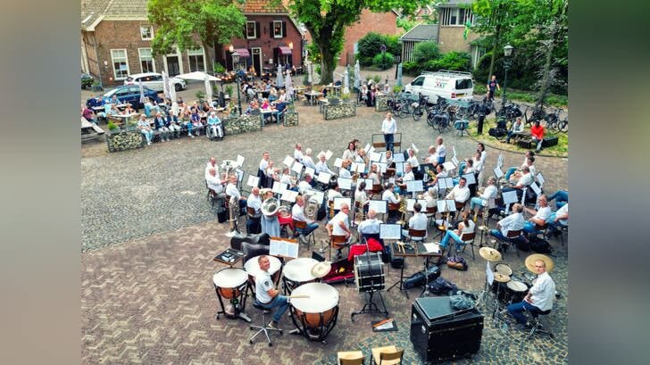 De fanfare van De Eendracht bij een eerder zomerconcert op 't Zand in Bredevoort. Foto: PR