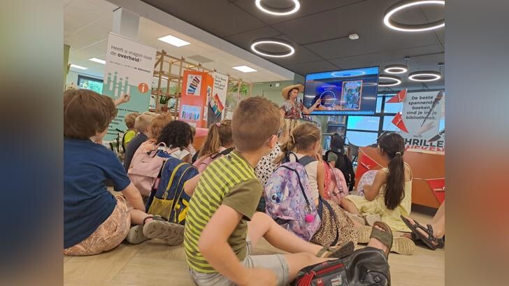 Het enthousiasme van leesexpert Christie werkte aanstekelijk voor de kinderen. Foto: Mariëlle Reesink