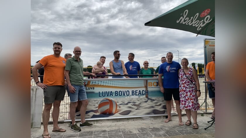 De naam LUVA-BOVO-BEACH onthuld. Links Mauro Klein Gunnewiek en Rik van Lochem. Rechts Odette en Martin Lurvink. Foto: Jos Wessels 