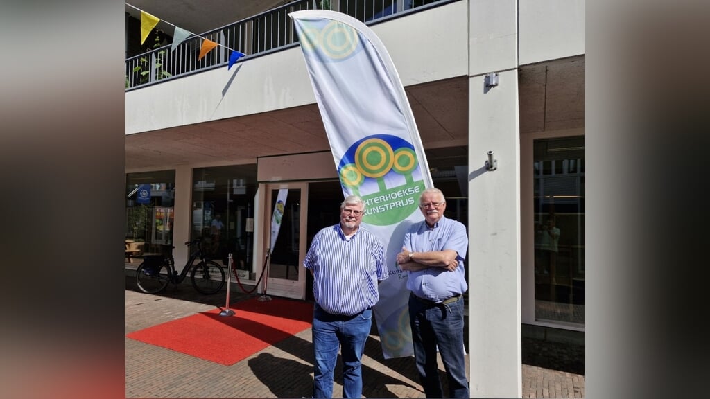 Coördinator werkgroep Exposities Arie Reijn en secretaris KunstKring Ruurlo Bram Nauta (r) bij de ingang van De Smidse.  Foto: Rob Weeber