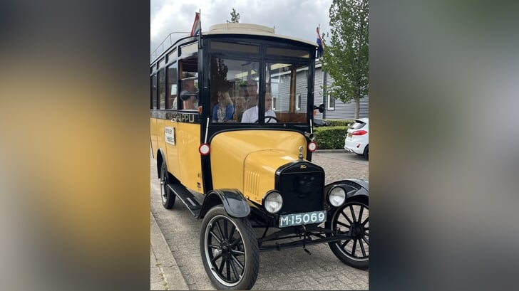 De familie won een ritje met de T-Ford. Foto: PR Transit Oost