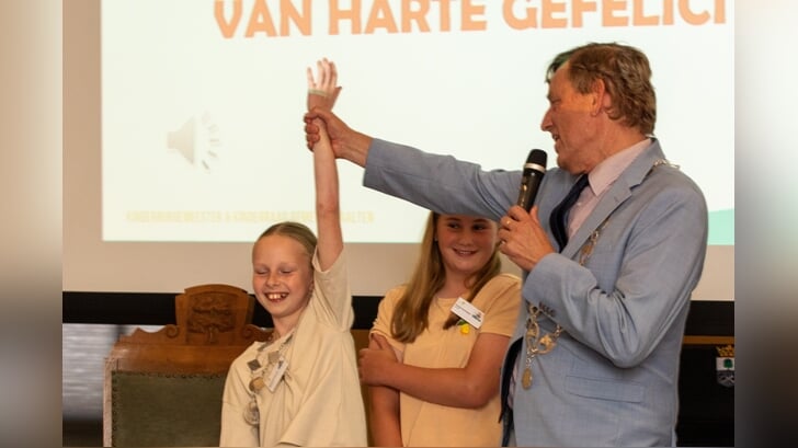 Emma Rouwhorst wordt bejubeld door burgemeester Stapelkamp.
