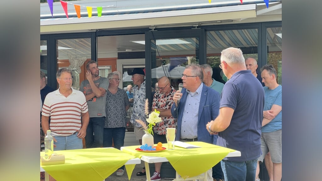 Wethouder Joop Wikkerink tijdens zijn toespraak bij het 50-jarig jubileum van Duikteam Silent World.