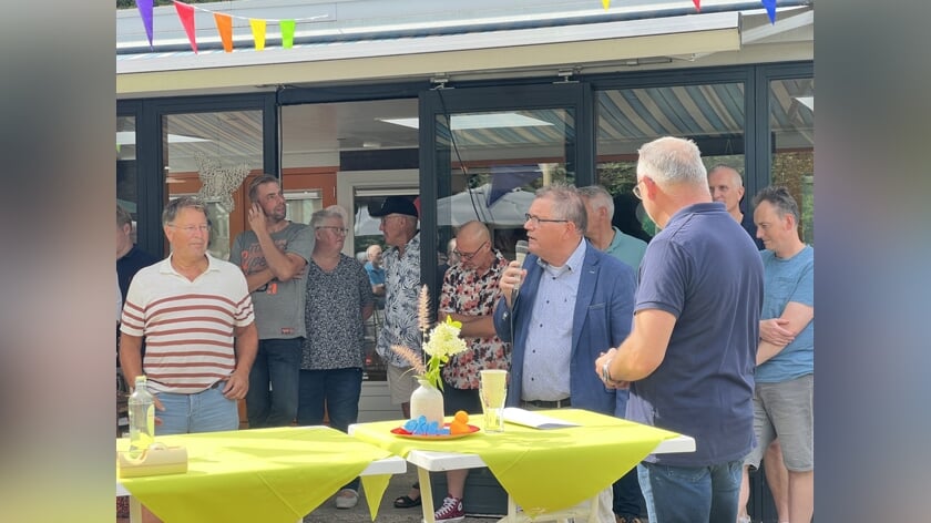 Wethouder Joop Wikkerink tijdens zijn toespraak bij het 50-jarig jubileum van Duikteam Silent World.