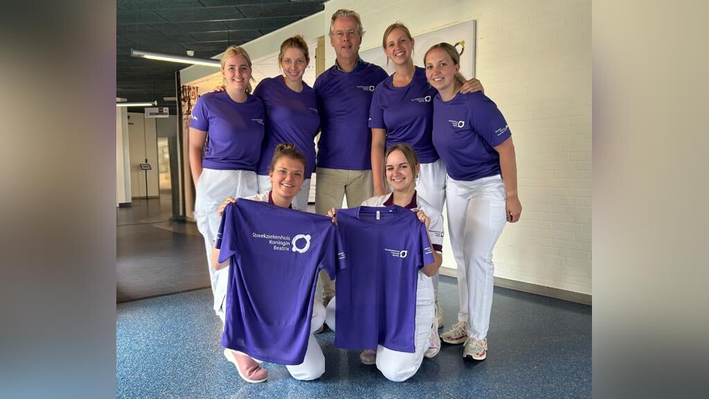 Stichting Vrinden overhandigt de shirts aan de medewerkers van het SKB. Foto: PR SKB