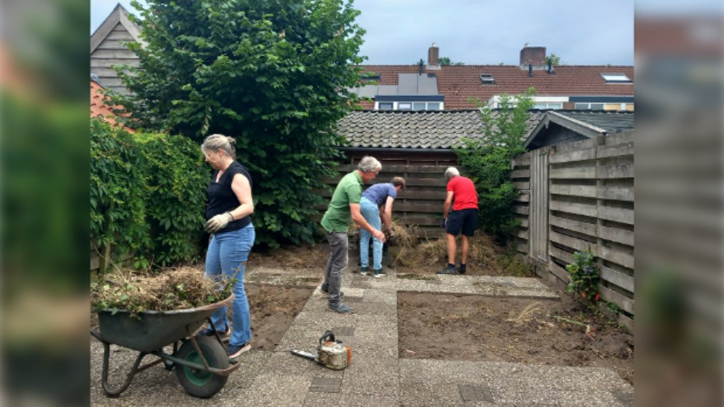 Leden van de Rotary Vorden-Zutphen aan het werk in de tuin. Foto: Present Bronckhorst