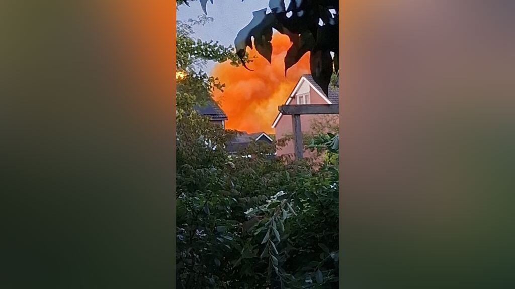 Boven Borculo is een grote oranje wolk te zien. Foto: Jorn Geerligs