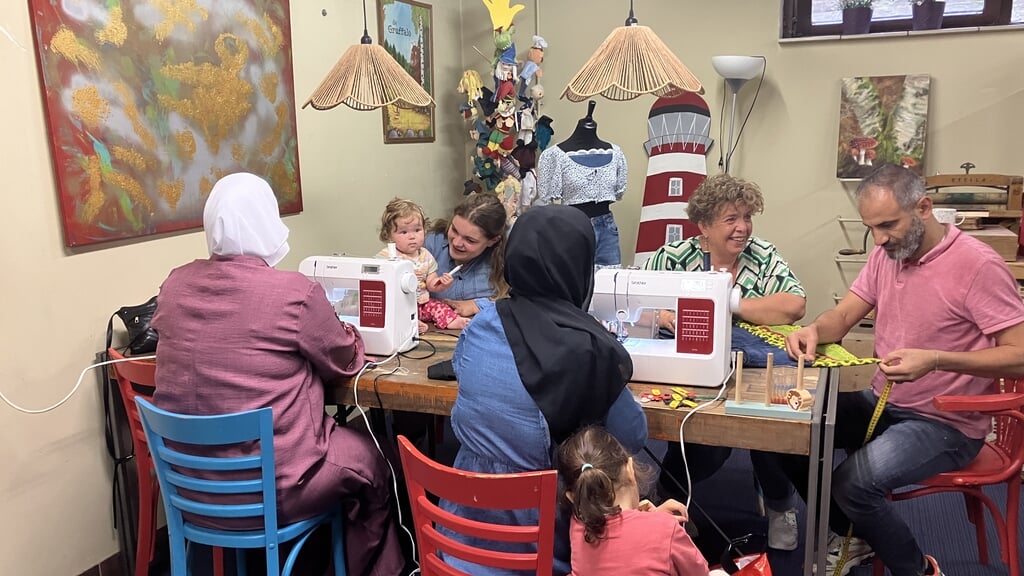 In de Maakplaats in de kelder van BIC Lochem wordt hard gewerkt aan het upcyclen van oude jeans voor de modeshow tijdens Festival 'Ontmoet!' op zondagmiddag 28 september. Foto: Sandra Boogert