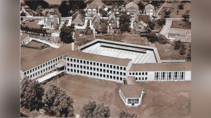 Gebouw Schaersvoorde Slingelaan kort na de bouw in 1959. Foto: Coll. Leo van der Linde