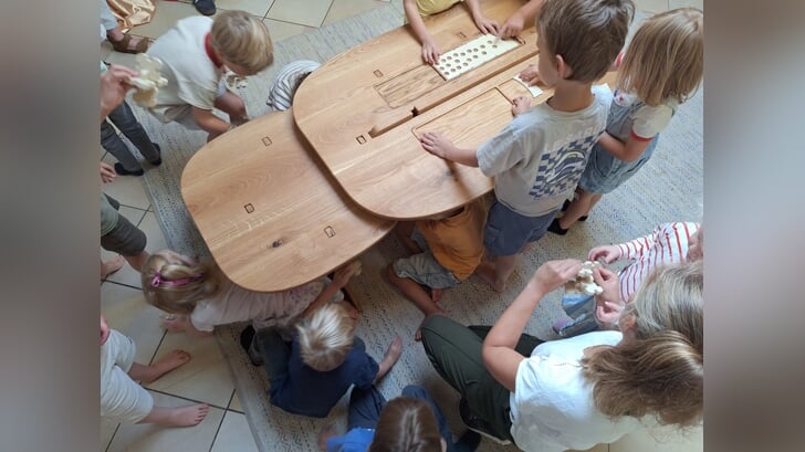 De kleuters van De Esch aarzelen niet de tafel in gebruik te nemen. Foto: Sander Damen
