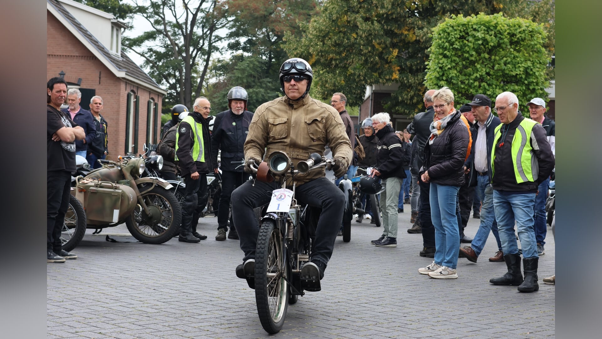 Met rijnummer één vertrok Vordenaar, en tevens voorzitter van de VMC-club, Fred Hesselink. Foto: Henk Teerink 
