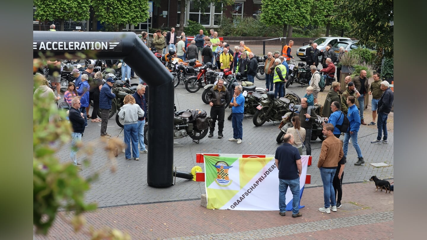 In het centrum van Vorden werden de motoren tentoongesteld. Foto: Henk Teerink 