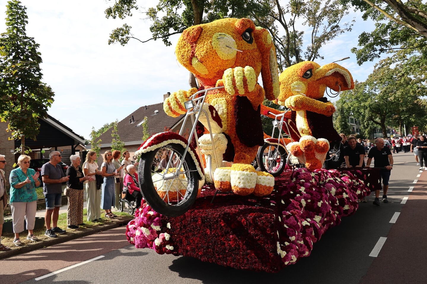 Winnaar in de A-Wagens bloemen CP Boomans met (R)hazend snel.