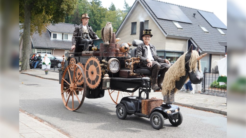 De eerste prijs in de categorie wagens ging naar de groep van de Ruurloseweg met het thema ‘Steamsroad Reurlseweg’. Foto: Gradus Derksen.