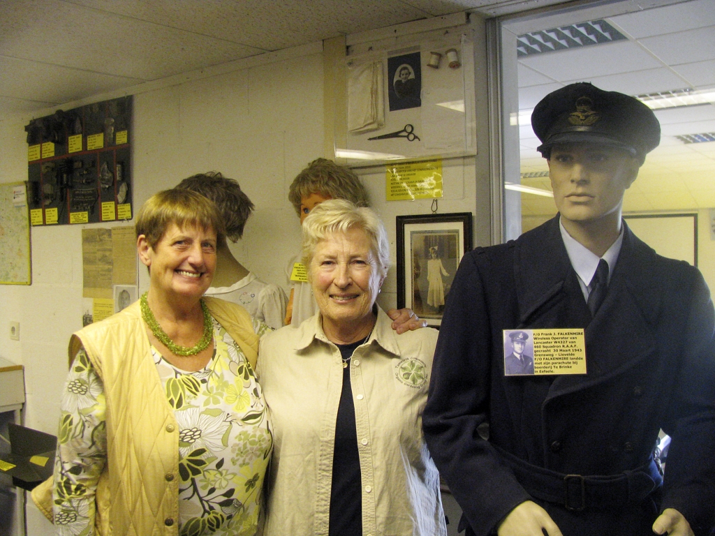In het midden Beth Upton-Falkenmire, links Sjaantje Draaijer en een beeld van de piloot.