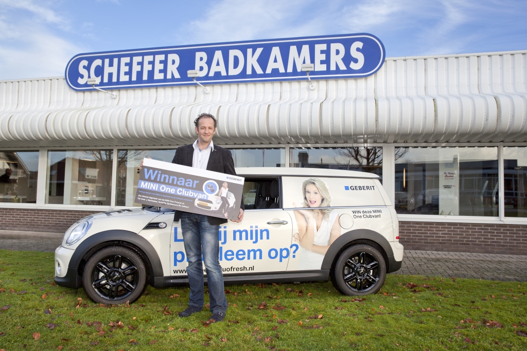 Justin Berkelaar van Scheffer Badkamers is blij met de MINI One Clubvan. 