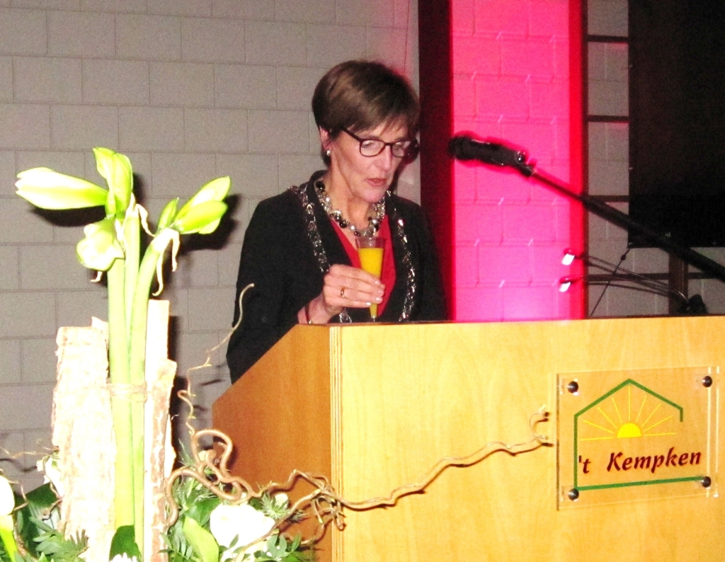 Burgemeester Annette Bronsvoort heft het glas op een goed 2015.