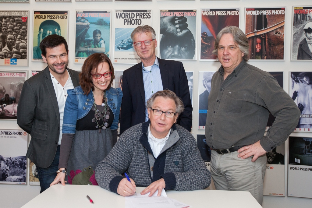 Stichting Zutphen: Doen! ondertekent de overeenkomst met World Press Photo.
