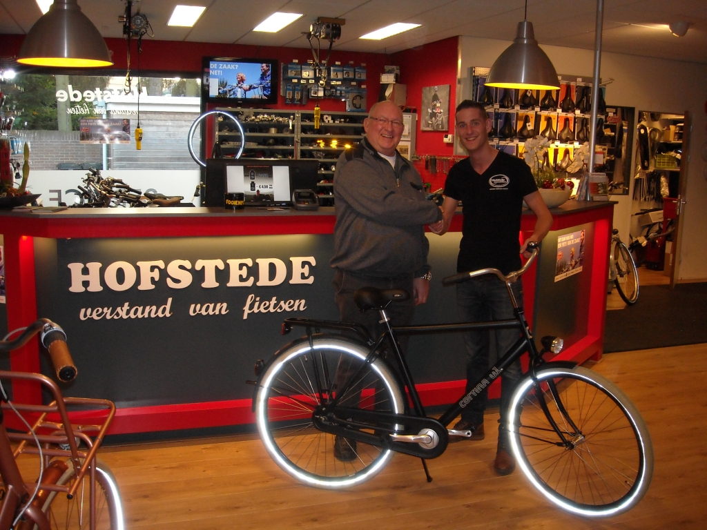 Uit handen van Peter Hofstede (rechts) ontving Bennie Spekschoor de fiets.