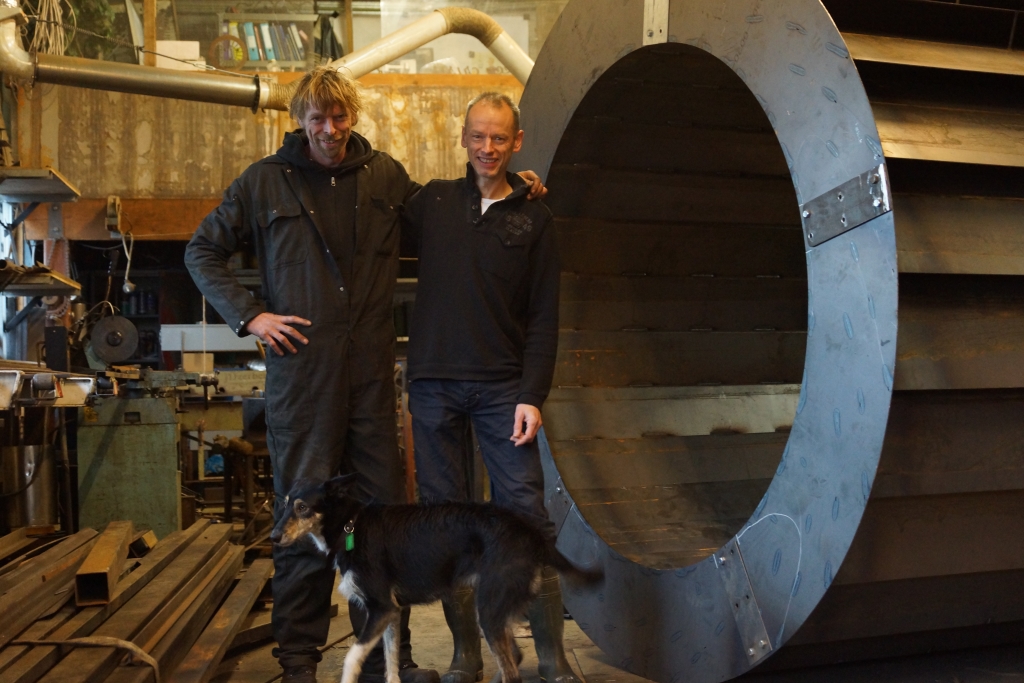 Peter Vree en Martin Eillebrecht plaatsten het zelfgemaakte rad aan een watermolen