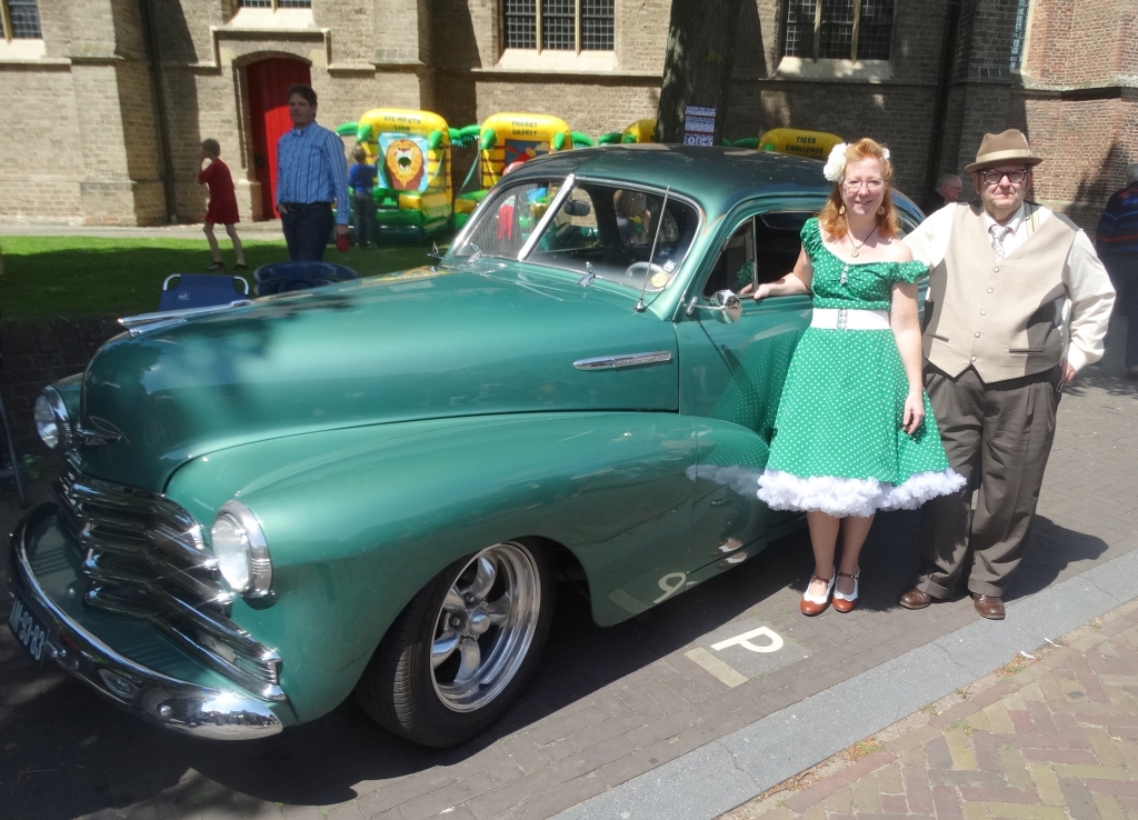 Billy Janssens en Christel van Broekhoven poseren voor een Chevrolet Leadmaster uit 1948.