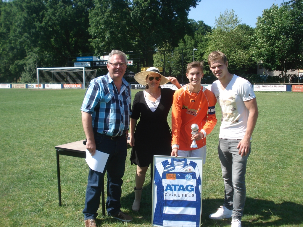 Beste speler van het toernooi Donny Martensen kreeg van De Graafschap Jordy Rondeel een shirt.
