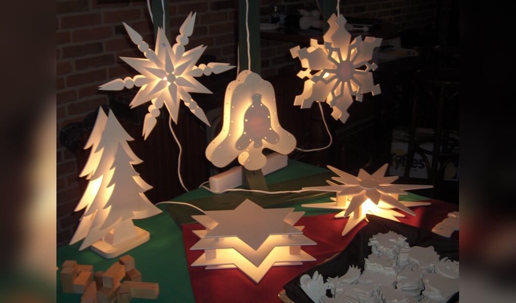 Op de kerstmarkt bij Erve Kots zijn kerstdecoraties te koop. Foto: PR