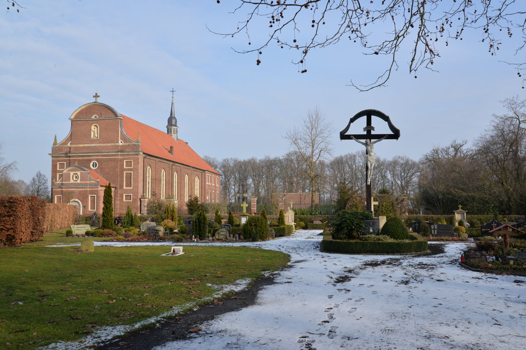Wandelaars konden de kerk in Zwillbrock bekijken.