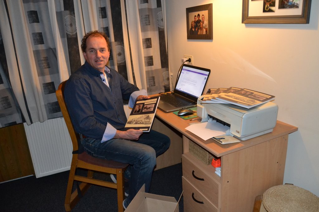 Gerrit Hendrik met de tweede druk van zijn boek. Foto: Karin Stronks