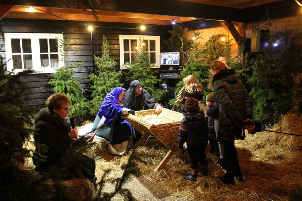 Iedereen mag bij het kerstkindje komen kijken tijdens de interactieve voorstelling. Foto: Annekée Cuppers
