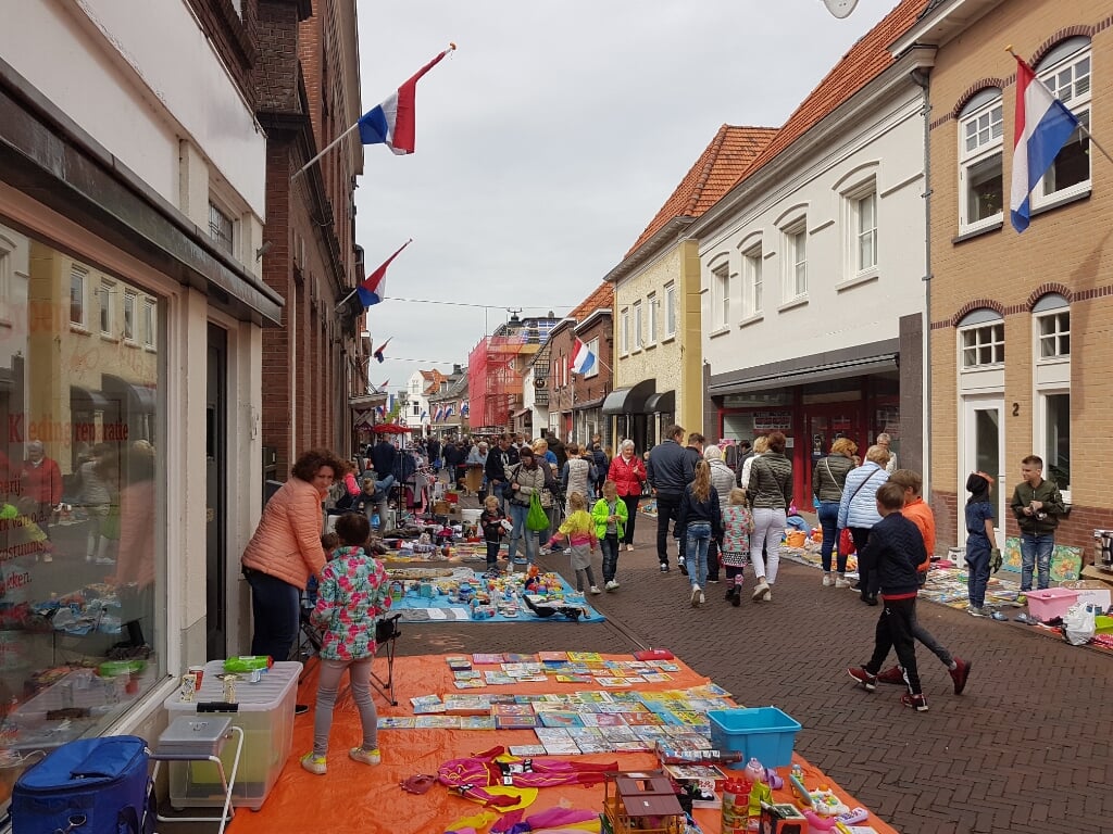Het grootste deel van de kinderrommelmarkt was ingericht in de Beltrumsestraat. Foto: Mark Ebbers