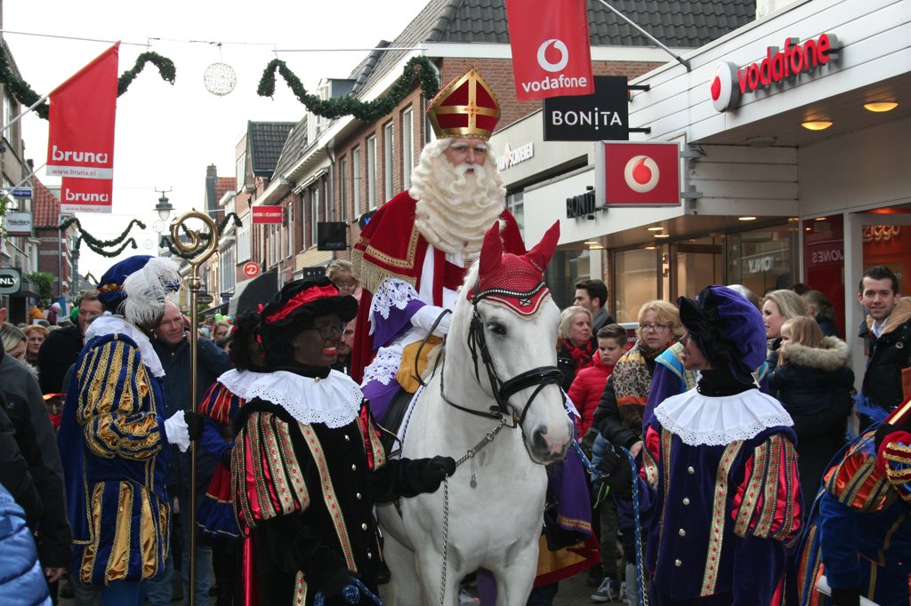 Sinterklaas kwam zaterdag meteen na aankomst in Apeldoorn met de trein naar Sinterswijk. Foto: Verona Westera