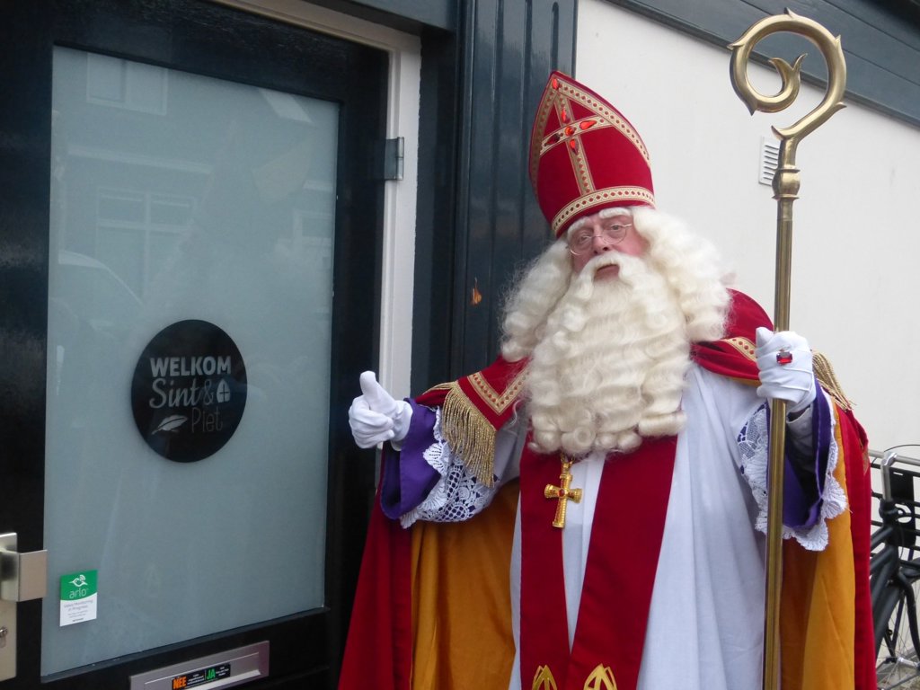 Sint Nicolaas komt op verzoek graag langs bij gezinnen die het financieel lastig hebben. Foto: PR
