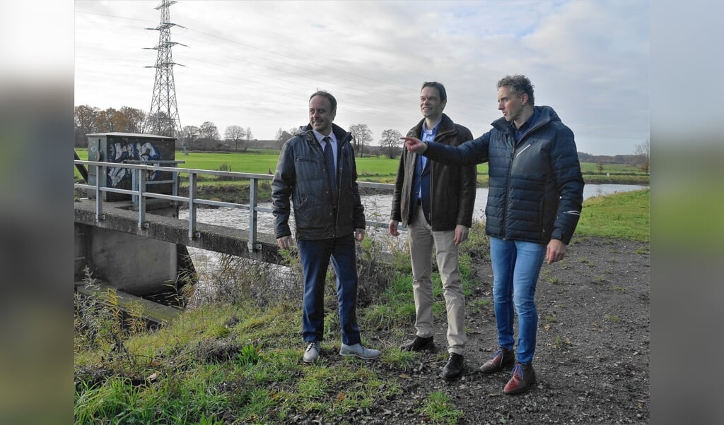 vlnr:  Wouter van Ee (aannemer Pannekoek), Arjan Voermans (FrieslandCampina) en Rudi Gerard (Waterschap Rijn en IJssel) bij de stuw Hoge Weide in de Berkel. Foto: Henri Bruntink