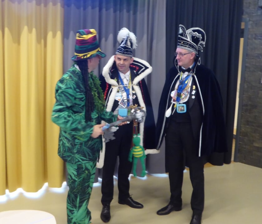  Burgemeester Joost van Oostrum overhandigt de gemeentesleutel aan prins Patrick en adjudant Albert van NCG De Vlearmuze. Foto: Rob Weeber