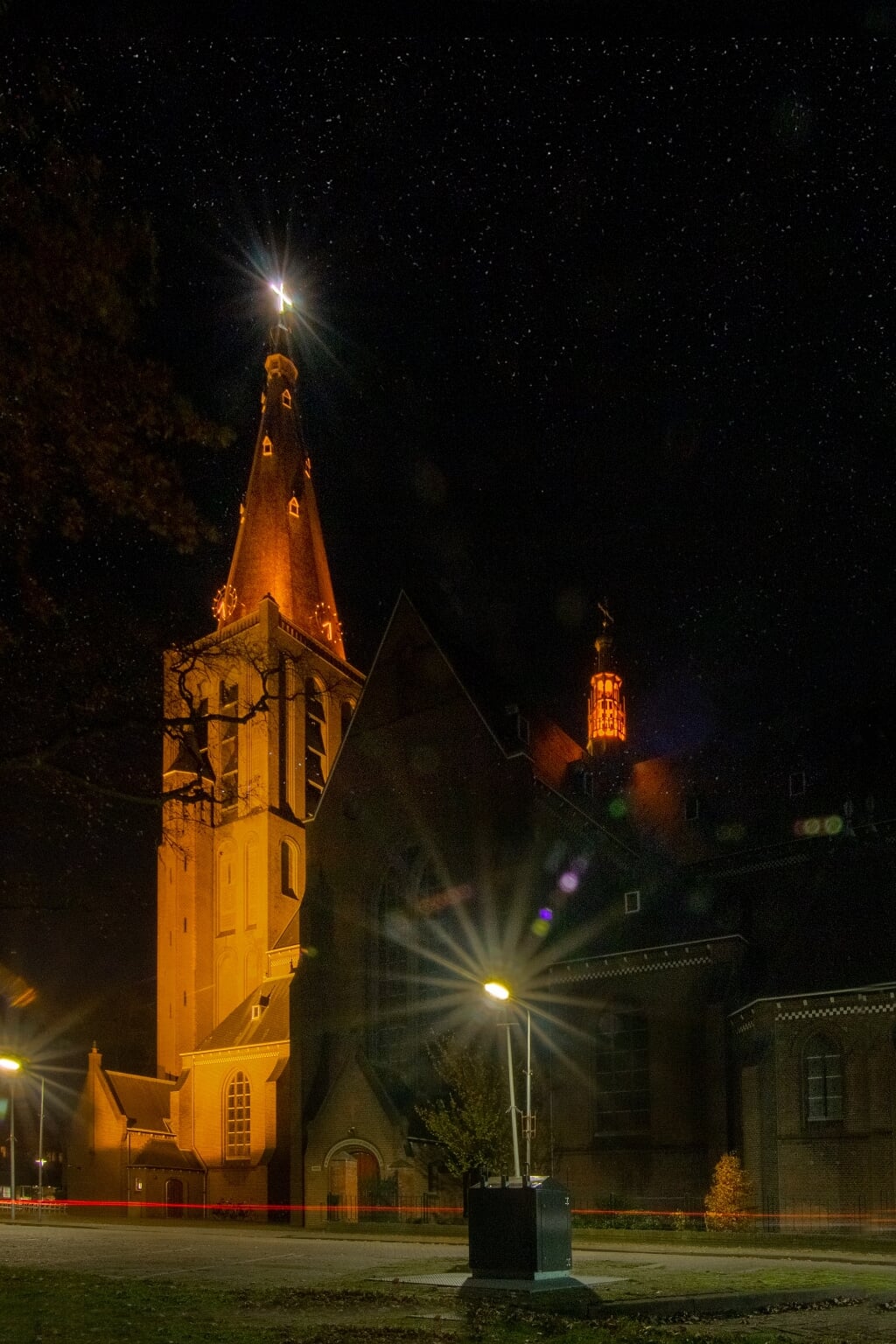 De oranje uitgelichte toren van de Calixtus in Groenlo. Foto: Marcel Houwer