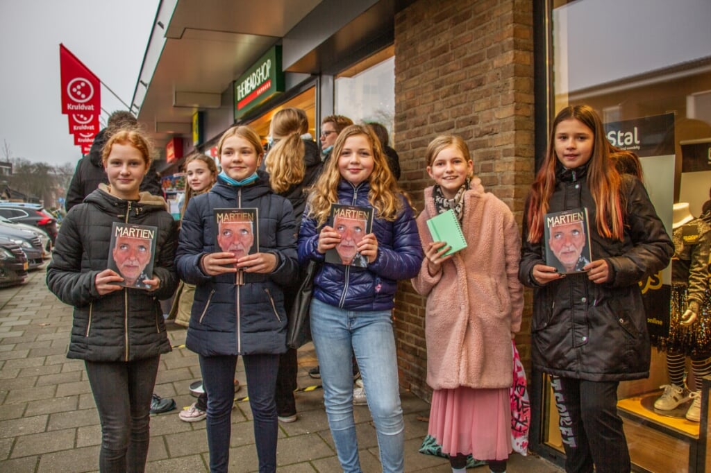 Benthe, Alicia, Emma, Doutzen en Takeisha worden voor hun wachten beloond met een handtekening van Martien en Erika in hun boek. Foto: Liesbeth Spaansen