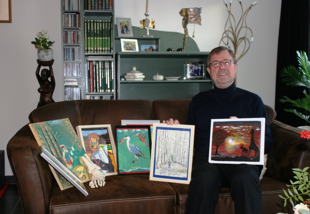 Antoon te Brake met enkele van zijn schilderijen. Foto: Dinès Quist