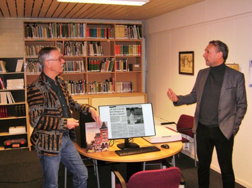 Patrick Hobelman (rechts) overhandigt de scan-unit aan Arie Ravesloot. Foto: PR