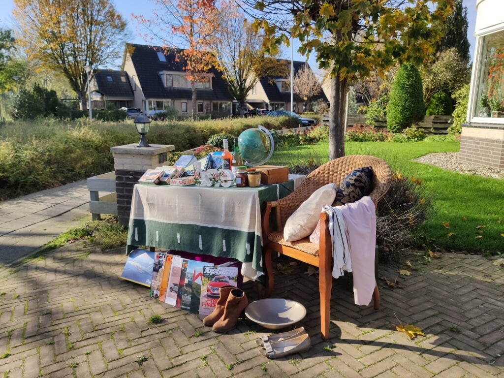 Bij Wandel en Handel kunnen bewoners hun spullen op eigen stoep verkopen of weggeven. Foto: Hans Wonink