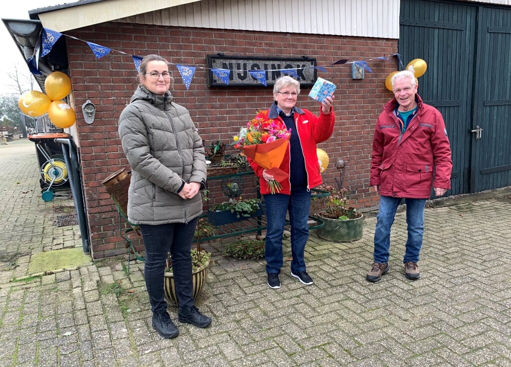 Een dankjewel aan Willy Niesink door penningmeester Anita Groot Roessink (links) en voorzitter Freek Eggink (rechts). Foto: Peter Vorderman