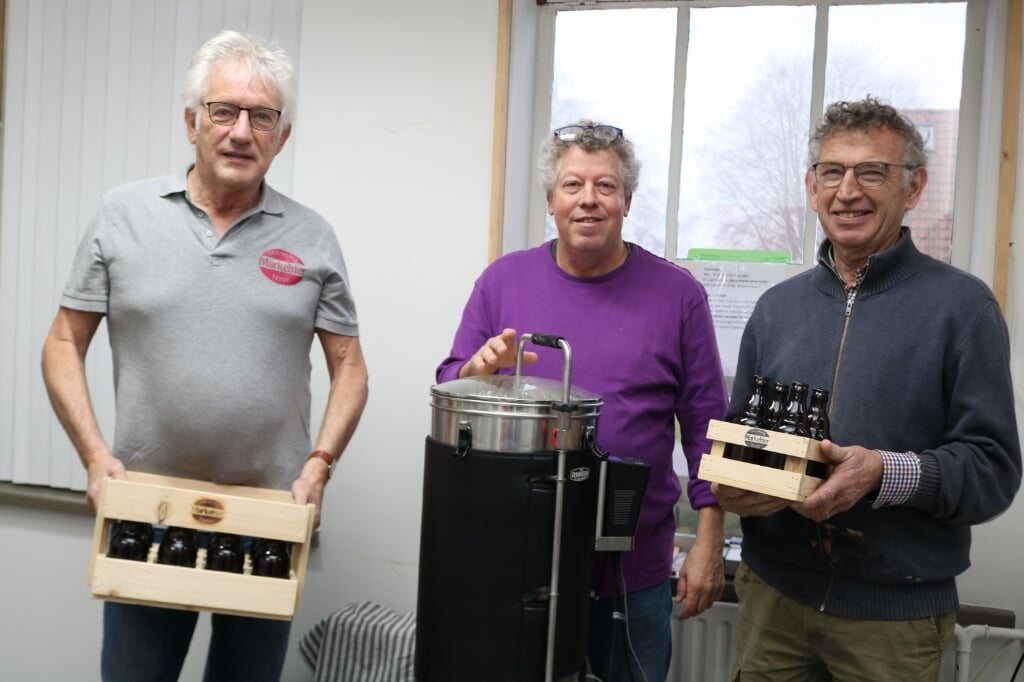 Drie van de negen brouwers. Vlnr Andre van Oene, Koos Kemperman (bij de brouwketel) en Berend Ebbink. Foto: Arjen Dieperink