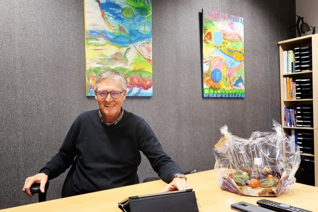 Ben Bomers, zittende in zijn kantoor, neemt na 45½ jaar afscheid als onderwijsman. Foto: Theo Huijskes