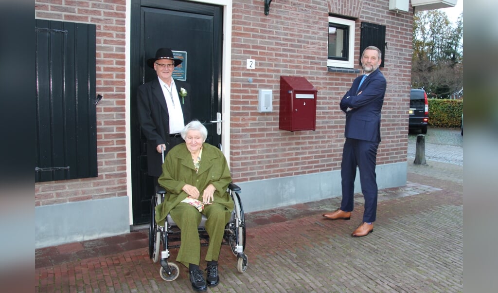 Rinie en Jannie Bonnink-Fleming met burgemeester Anton Stapelkamp. Foto: Lydia ter Welle