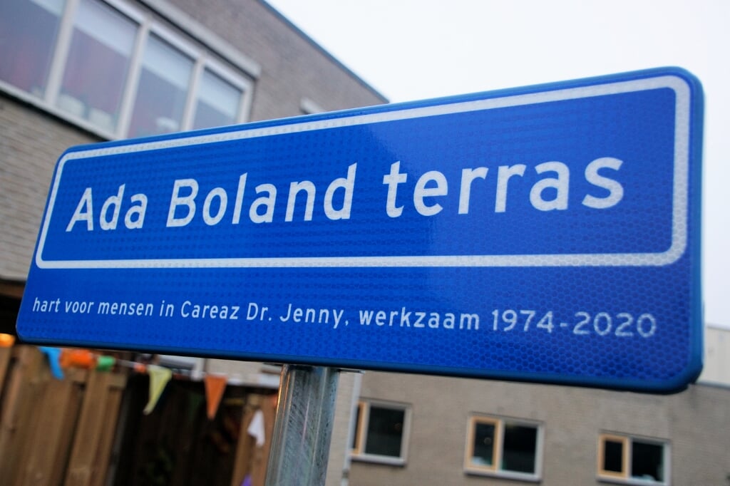 Het naambordje op het Ada Boland terras. Foto: Frank Vinkenvleugel