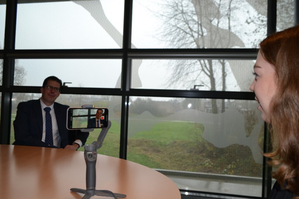 Joelle Hilhorst interviewt burgemeester Van Oostrum voor de adventskalender. Foto: Leander Grooten