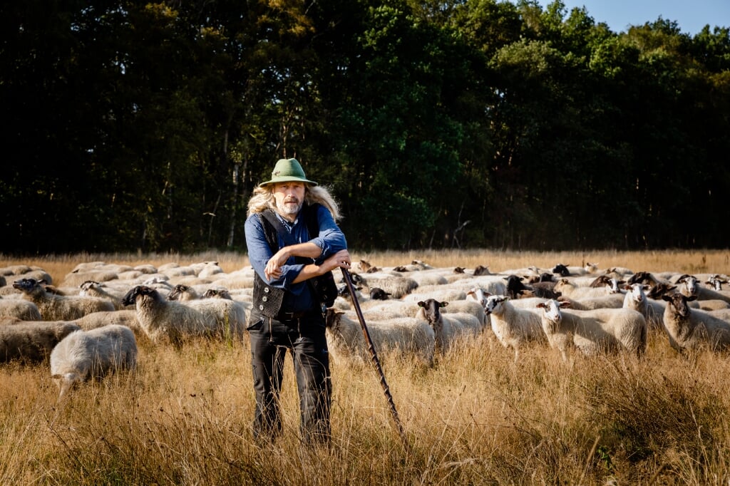 Schaapsherder Roelof Kuiper met zijn kudde. Foto: Gea Laar