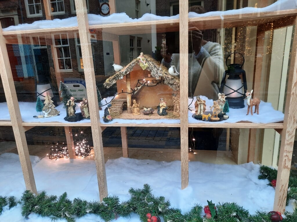 Een van de ingerichte kerststallen in de Zutphense binnenstad is te vinden bij Van Rooyens Bakkerij aan de Lange Hofstraat. 