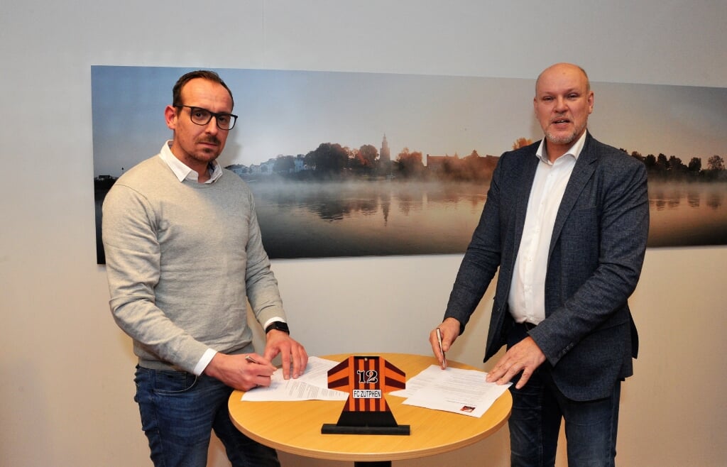 Mark Horsman (l.) wordt de nieuwe hoofdtrainer van FC Zutphen. Rechts voorzitter Herman Tuininga. Foto: Hans ten Brinke