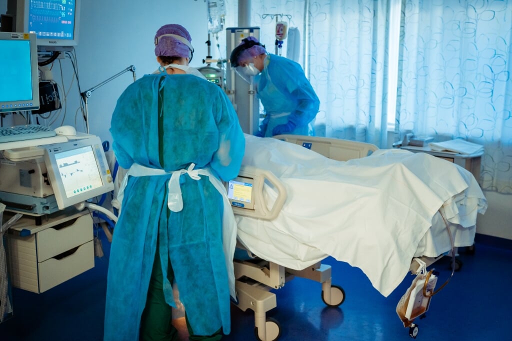 Verpleegkundigen van het SKB verzorgen een coronapatiënt. Foto: Jennifer Grosman 